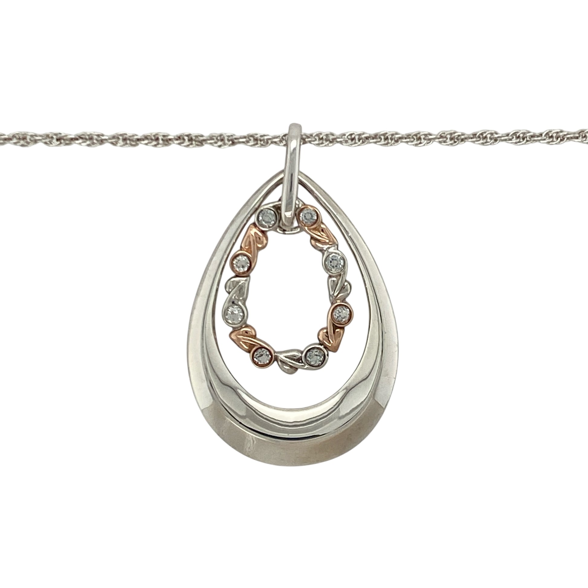 Bring graceful sparkle and meaningful symbolism to your collection with this pre-owned Clogau Tree of Life teardrop pendant—an elegant piece offering refined beauty and timeless Clogau charm.

Design: This pendant features a 3.5cm teardrop design adorned with intricate Tree of Life detailing in 9ct rose gold, complemented by shimmering white topaz for a bright, elegant finish.