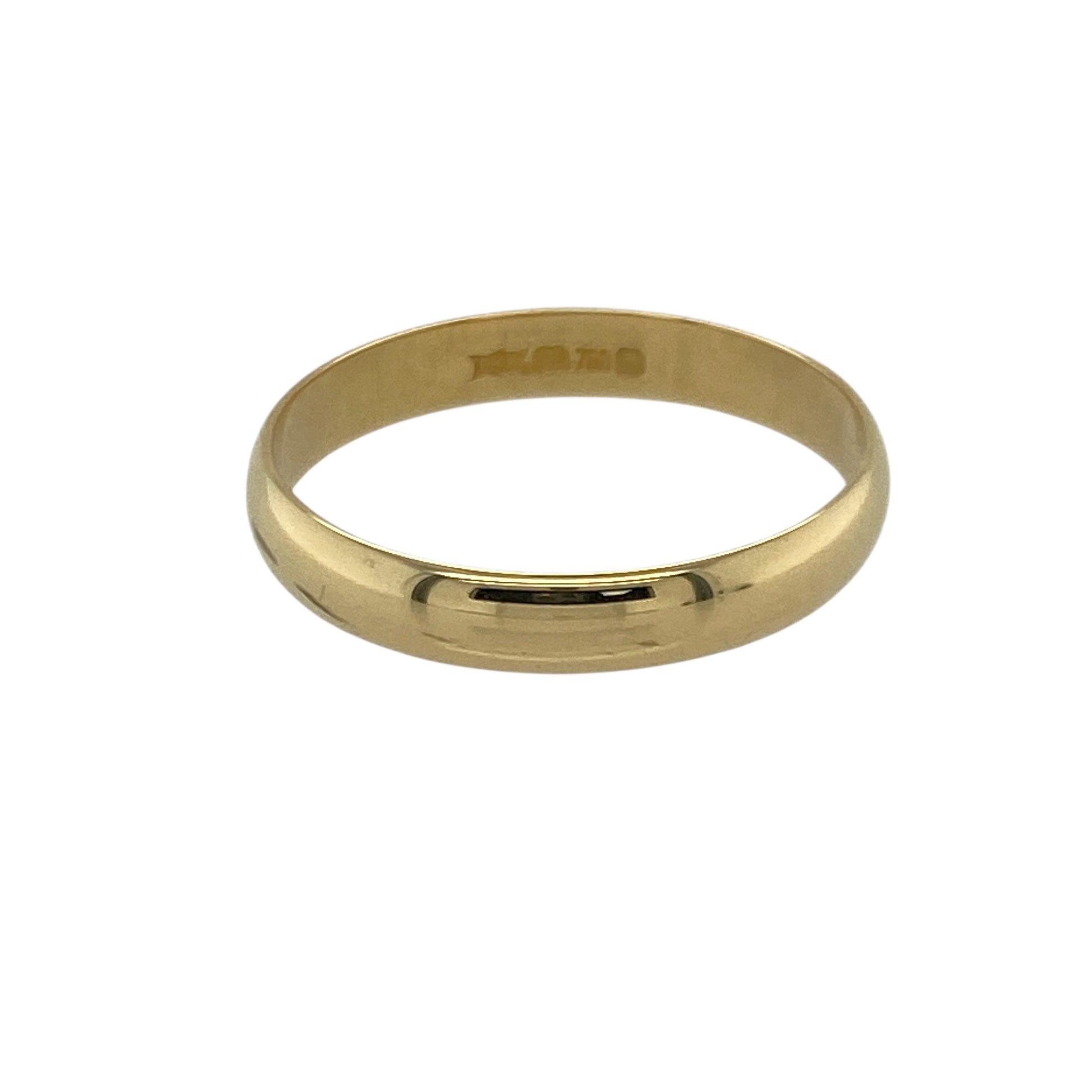 Bring classic simplicity and rich golden shine to your collection with this pre-owned 18ct yellow gold wedding band—an elegant piece offering timeless style and lasting elegance.

Design: This size M band features a smooth 3mm profile, creating a refined and traditional look perfect for everyday wear.
Material: Made from luxurious 18-carat yellow gold, the polished finish enhances its warm, radiant tone.