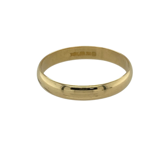 Bring classic simplicity and rich golden shine to your collection with this pre-owned 18ct yellow gold wedding band—an elegant piece offering timeless style and lasting elegance.

Design: This size M band features a smooth 3mm profile, creating a refined and traditional look perfect for everyday wear.
Material: Made from luxurious 18-carat yellow gold, the polished finish enhances its warm, radiant tone.