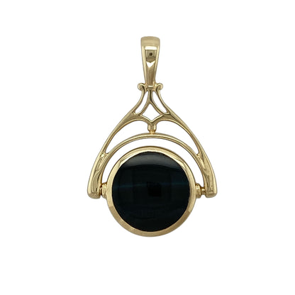 Bring vintage-inspired charm and natural beauty to your jewellery collection with this pre-owned 9ct yellow gold double sided agate set fob pendant.

Design: The pendant features a classic fob style with a double-sided design, showcasing black agate on one side and moss-coloured agate on the other. Each agate stone measures approximately 12mm in diameter, offering versatile styling options.