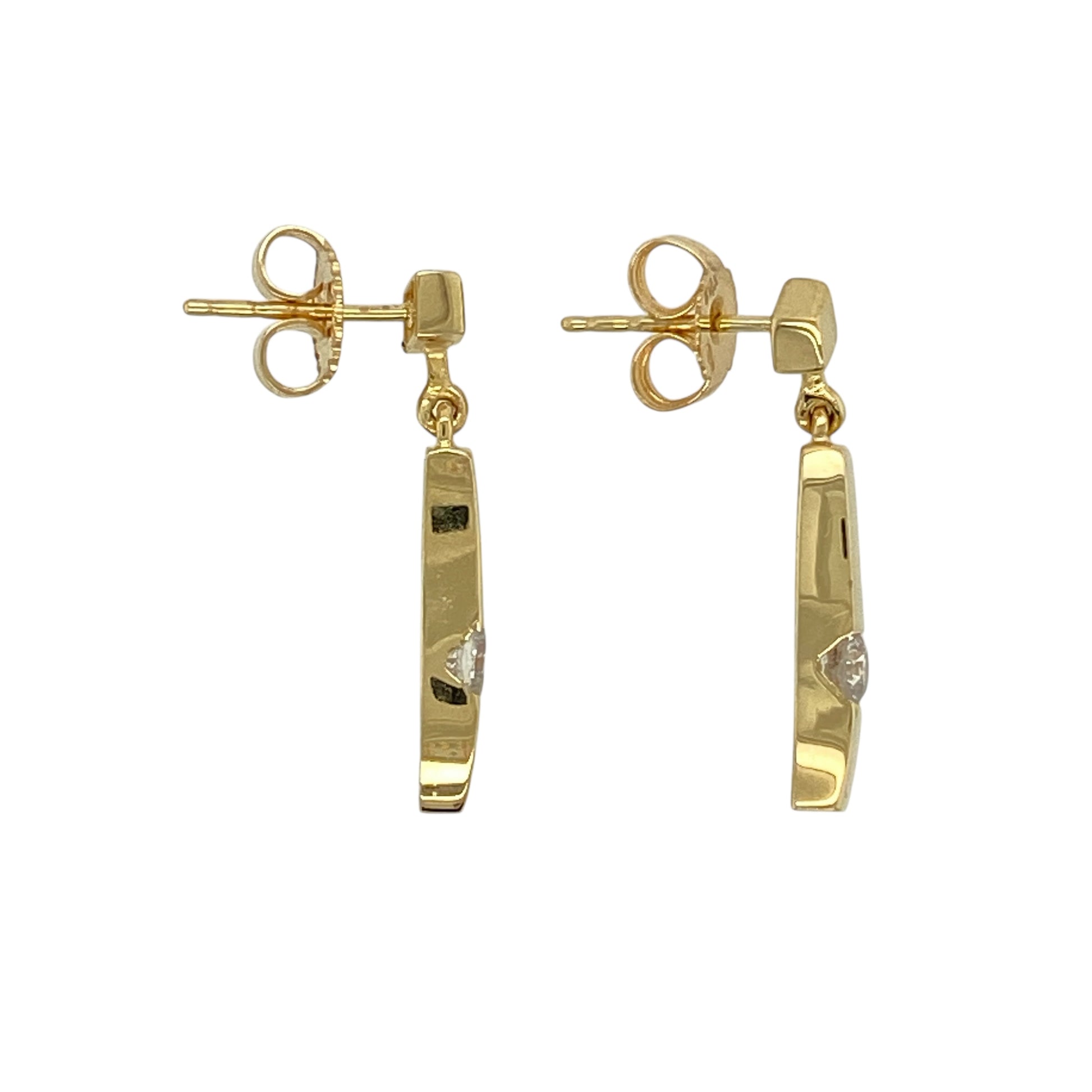 Bring modern elegance and refined sparkle to your jewellery collection with these pre-owned 18ct yellow gold diamond set drop bar stud earrings.

Design: The earrings feature a sleek drop bar stud design, each set with a single brilliant-cut diamond that adds a subtle yet eye-catching touch of sparkle.
Material: Made from rich 18-carat yellow gold, the warm polished finish beautifully complements the brilliance of the diamonds.