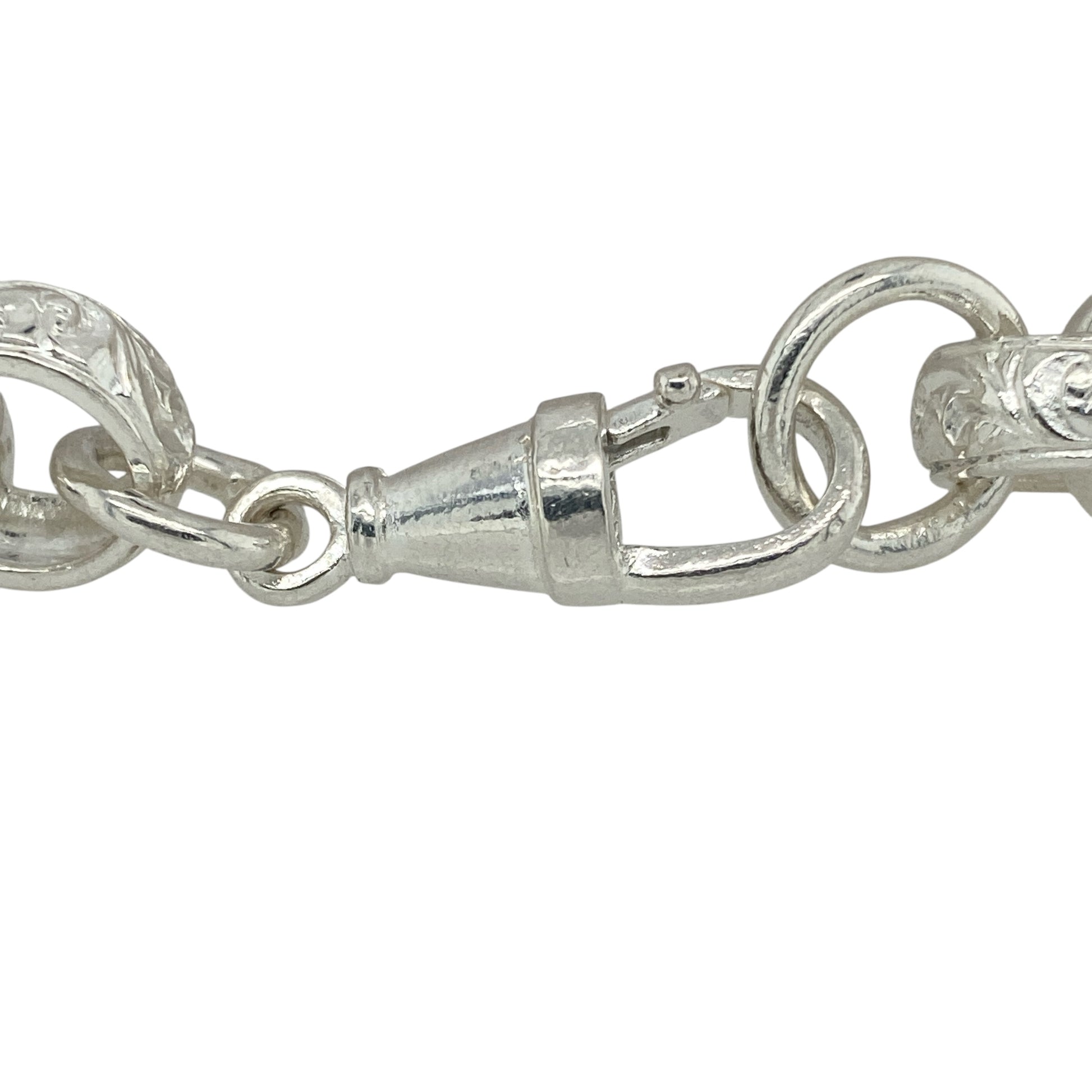 Bring bold texture and refined detailing to your jewellery collection with this new 925 silver 9" patterned engraved belcher bracelet—a striking piece featuring a mix of textures for timeless visual appeal.

Design: The 12mm wide links alternate between polished plain and intricately engraved patterns, creating a bold yet balanced look with added dimension.
Material: Made from solid 925 sterling silver, the high-shine finish highlights the contrast between smooth and detailed links for standout style.

