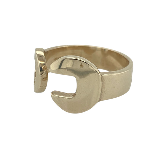 Bring bold design and industrial edge to your jewellery collection with this pre-owned 9ct yellow gold spanner style torque ring—blending statement style with mechanical-inspired charm.

Design: A spanner-shaped front measuring 12mm at its widest point wraps around in an open torque style, creating a unique and eye-catching silhouette.
Material: Made from 9-carat yellow gold, the polished finish enhances the ring’s sculptural shape and adds a sleek, modern touch.
