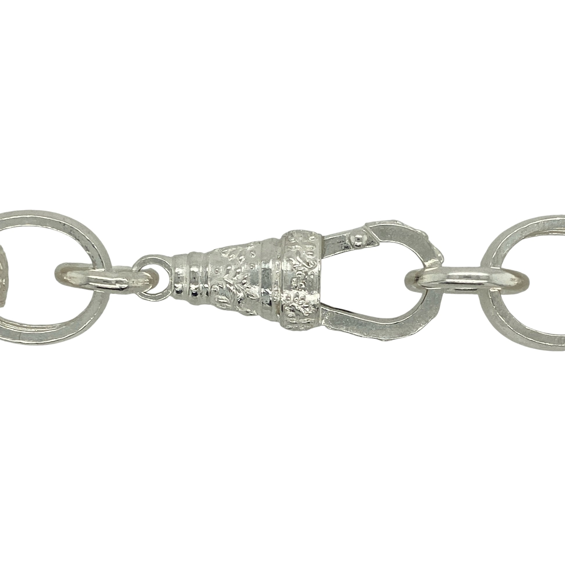 Make an unforgettable statement with this new 925 solid silver oval link belcher chain, a bold and heavyweight design with striking presence—perfect for those who appreciate standout jewellery.

Design: The chain features oversized oval belcher links with a patterned finish, each measuring 17mm in width for maximum impact.
Material: Made from solid 925 sterling silver, the polished surface provides durability and lasting shine.
