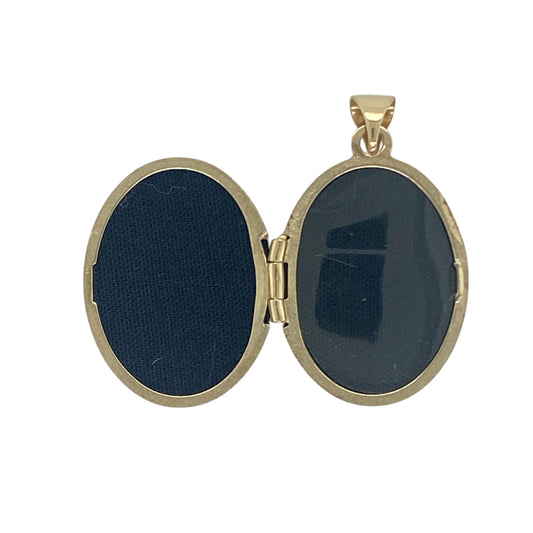 Bring subtle sparkle and elegant detail to your collection with this pre-owned 9ct yellow gold oval locket, designed with a swirl stripe pattern and accented by a single diamond.

Design: The locket features an oval shape with a decorative swirl stripe design across the front, highlighted by a small diamond for a touch of brilliance.
Material: Made from 9-carat yellow gold, the polished finish enhances the detailing while adding a warm and classic glow.