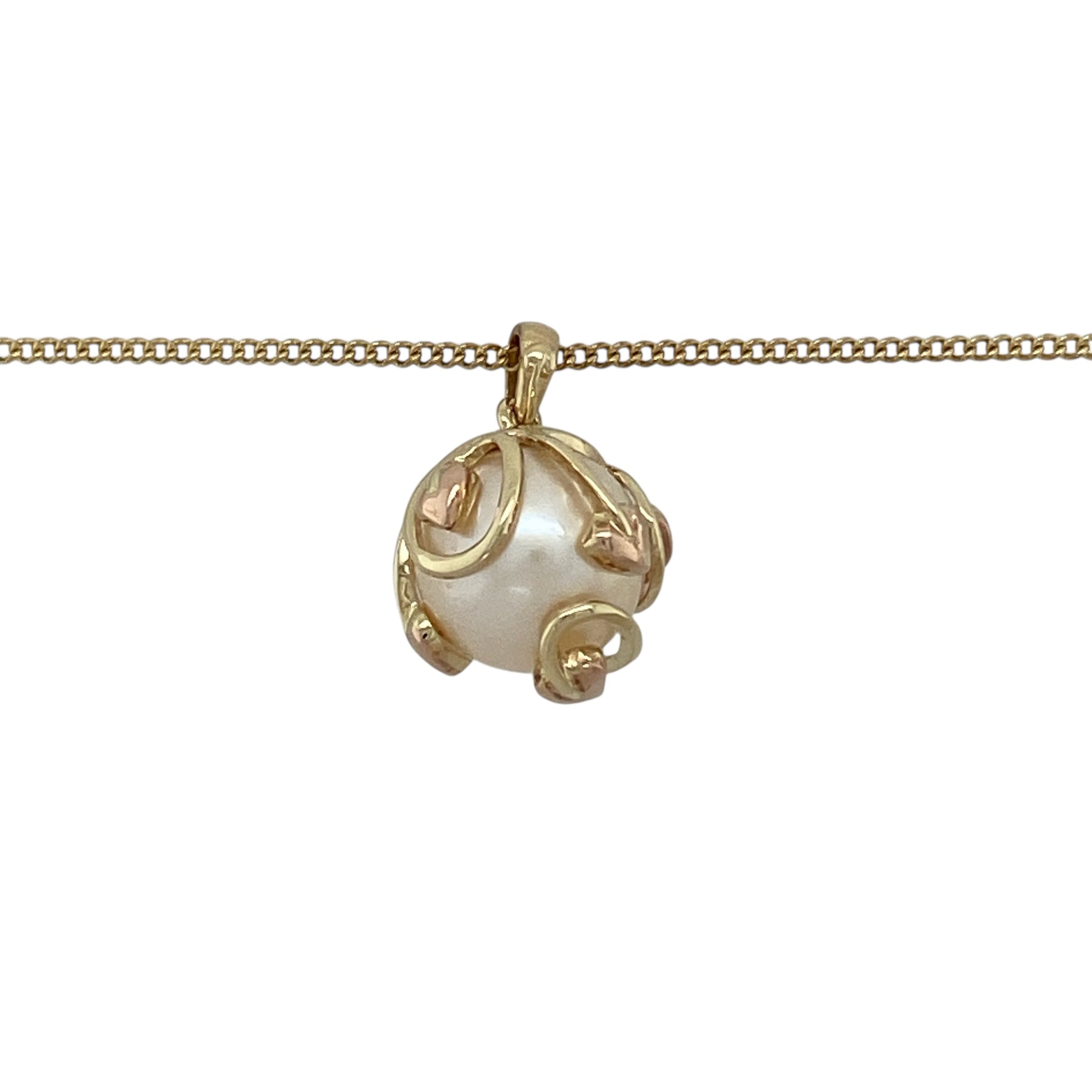 Bring graceful elegance and meaningful symbolism to your collection with this pre-owned 9ct yellow and rose gold Clogau Tree of Life pearl pendant necklace—an expressive piece blending natural beauty with iconic heritage design.

Design: The pendant measures 1.9cm long including the bail and features the classic Tree of Life motif above a luminous pearl of approximately 10mm in diameter.