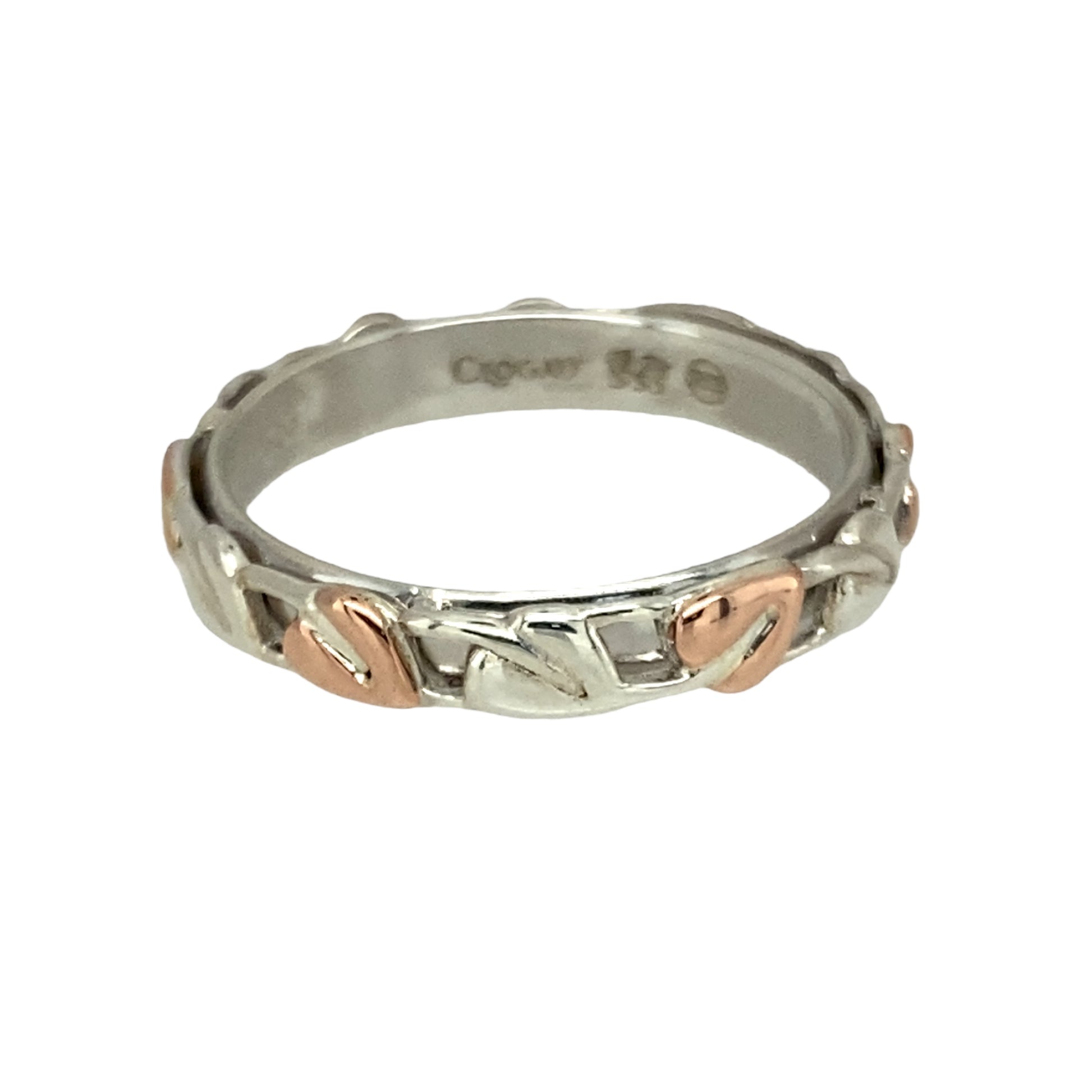 Add a sentimental and elegant touch to your jewellery collection with this pre-owned 925 silver Clogau with 9ct rose gold Clogau Tree of Life Cariad band ring.

Design: This ring features the iconic Tree of Life design, symbolizing growth, strength, and connection, paired with the delicate 9ct rose gold accents. The word "Cariad," meaning "love" in Welsh, is engraved on the side, making this a meaningful piece for any wearer.
