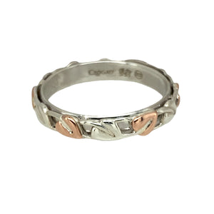 Add a sentimental and elegant touch to your jewellery collection with this pre-owned 925 silver Clogau with 9ct rose gold Clogau Tree of Life Cariad band ring.

Design: This ring features the iconic Tree of Life design, symbolizing growth, strength, and connection, paired with the delicate 9ct rose gold accents. The word "Cariad," meaning "love" in Welsh, is engraved on the side, making this a meaningful piece for any wearer.
