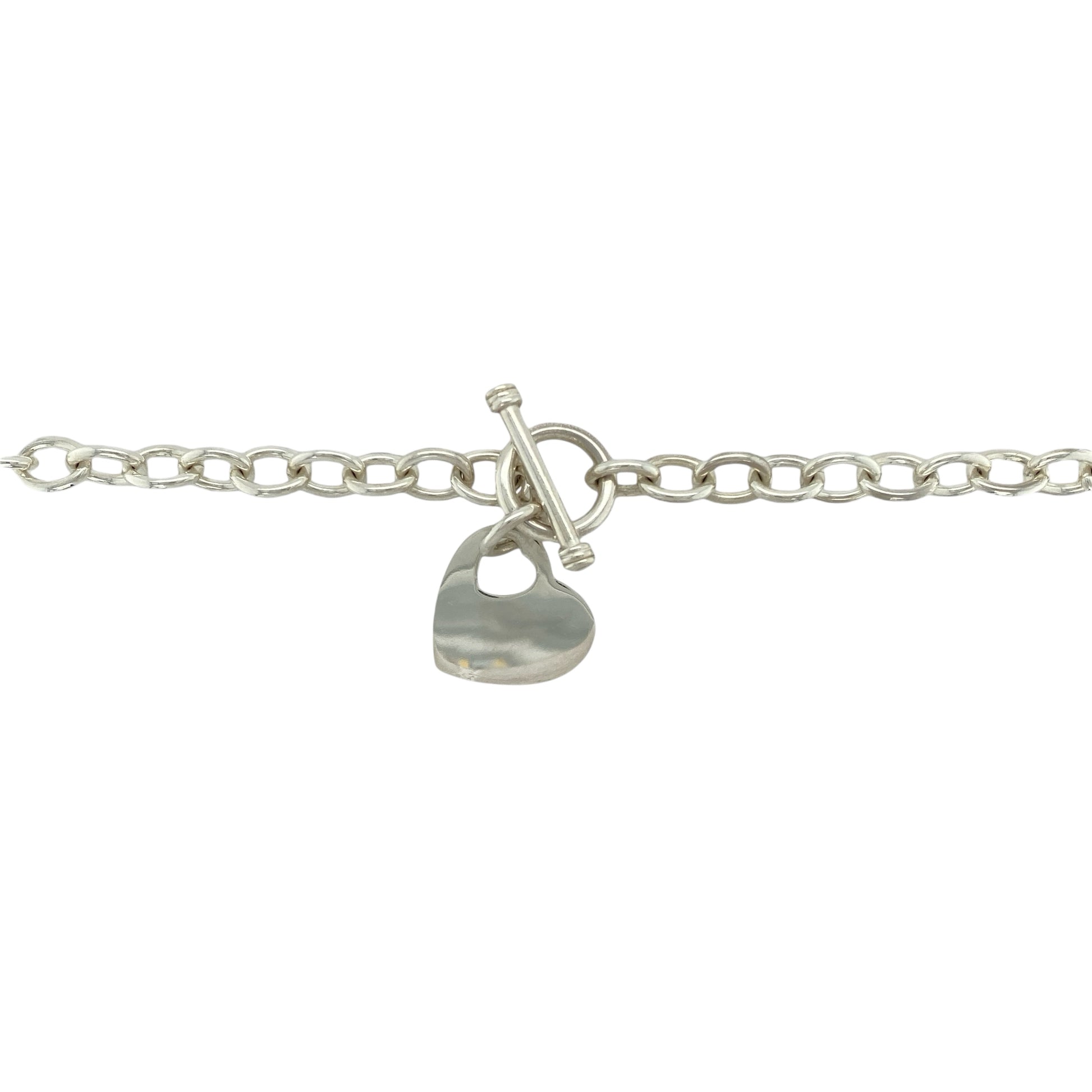 Add bold elegance and timeless style to your collection with this pre-owned 925 silver 16" heart tag T bar chain—a striking piece that combines classic design with a contemporary edge, perfect for making a statement every day or on special occasions.

Design: This necklace features an 8mm wide link chain finished with a polished heart tag and a T bar clasp, creating a distinctive and eye-catching look.
