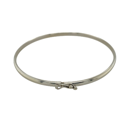 Bring sleek elegance and timeless simplicity to your collection with this pre-owned 9ct white gold plain bangle, offering a versatile design with refined style—perfect for everyday wear or layering.

Design: The bangle measures 6cm in diameter with a 3mm width, creating a smooth and minimal profile for a classic look.
Material: Made from solid 9-carat white gold, the polished finish enhances the bangle with a bright, modern shine.
