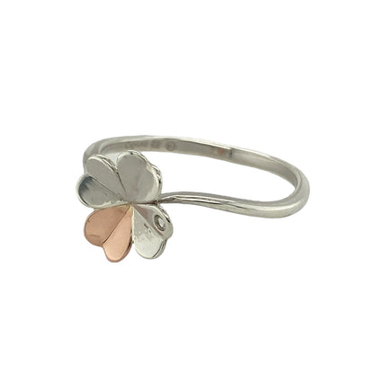 Bring luck and elegant charm to your collection with this pre-owned Clogau Pob Lwc four-leaf clover ring in silver, 9ct rose gold, and white topaz—a symbolic design full of meaning and sparkle.

Design: The ring features an 11mm high four-leaf clover motif, accented with white topaz stones and a touch of 9ct rose gold for added detail and contrast.
Material: Made from 925 sterling silver with 9-carat rose gold and white topaz, the polished finish enhances the clover’s sparkle and warm two-tone style.