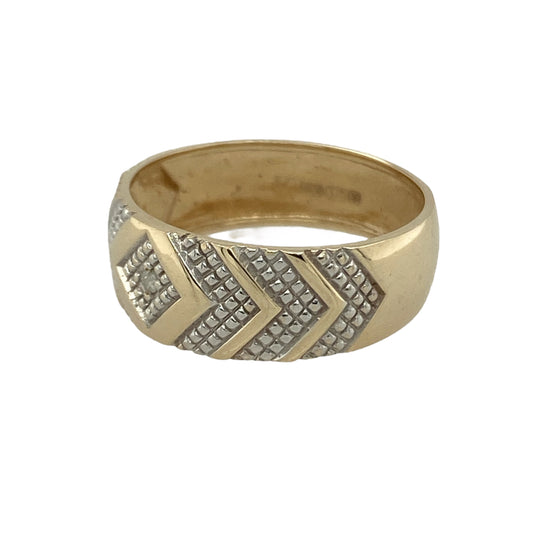 Bring texture, contrast, and refined sparkle to your collection with this pre-owned 9ct yellow and white gold diamond patterned band ring—a stylish design that combines classic elegance with contemporary detail.

Design: The ring features a textured patterned surface accented with sparkling diamonds, creating a sophisticated look that catches the light beautifully. The combination of textures and tones adds depth and interest to the piece.