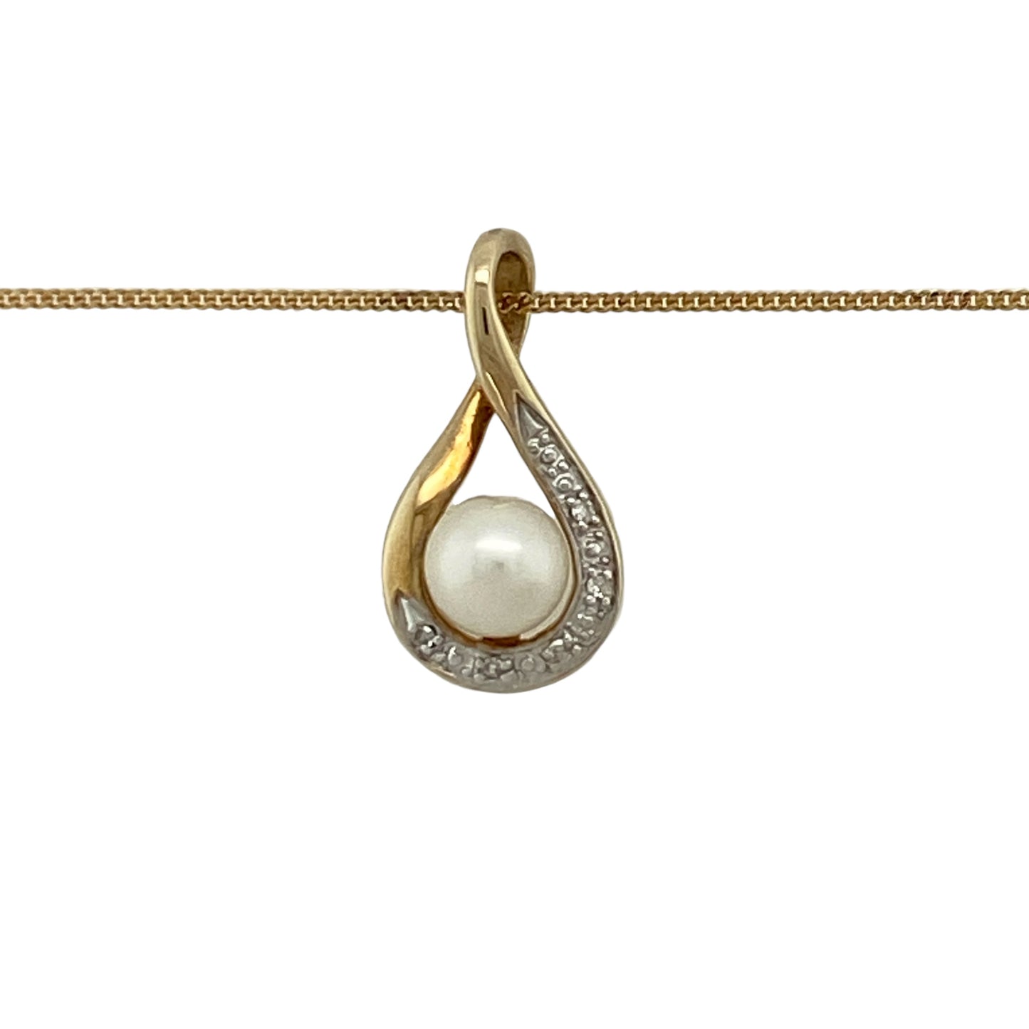 Add a touch of elegance and timeless charm to your jewellery collection with this pre-owned 9ct yellow gold diamond and pearl set teardrop twist pendant on a 20" fine curb chain necklace, combining graceful design with soft lustre—perfect for everyday wear or special occasions.

Design: The necklace features a teardrop-shaped twist pendant, creating a flowing and elegant silhouette, finished with a lustrous pearl and accented with a diamond for added sparkle.