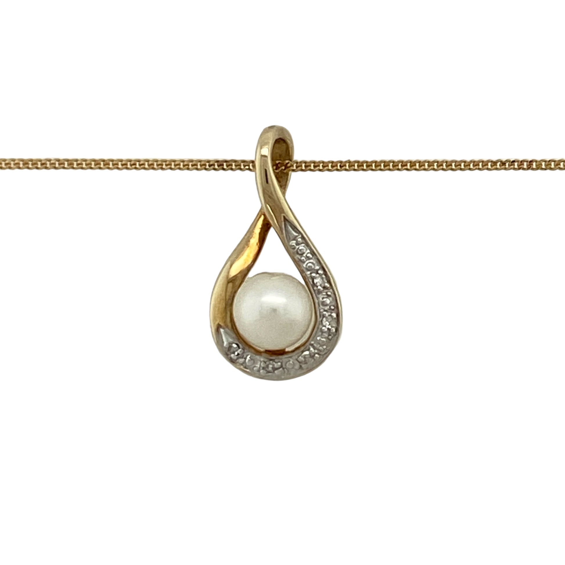 Add a touch of elegance and timeless charm to your jewellery collection with this pre-owned 9ct yellow gold diamond and pearl set teardrop twist pendant on a 20" fine curb chain necklace, combining graceful design with soft lustre—perfect for everyday wear or special occasions.

Design: The necklace features a teardrop-shaped twist pendant, creating a flowing and elegant silhouette, finished with a lustrous pearl and accented with a diamond for added sparkle.