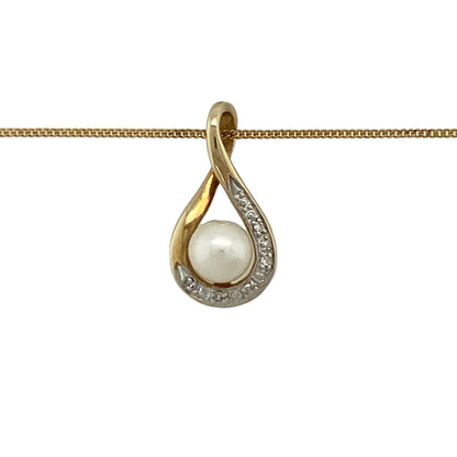 Add a touch of elegance and timeless charm to your jewellery collection with this pre-owned 9ct yellow gold diamond and pearl set teardrop twist pendant on a 20" fine curb chain necklace, combining graceful design with soft lustre—perfect for everyday wear or special occasions.

Design: The necklace features a teardrop-shaped twist pendant, creating a flowing and elegant silhouette, finished with a lustrous pearl and accented with a diamond for added sparkle.
