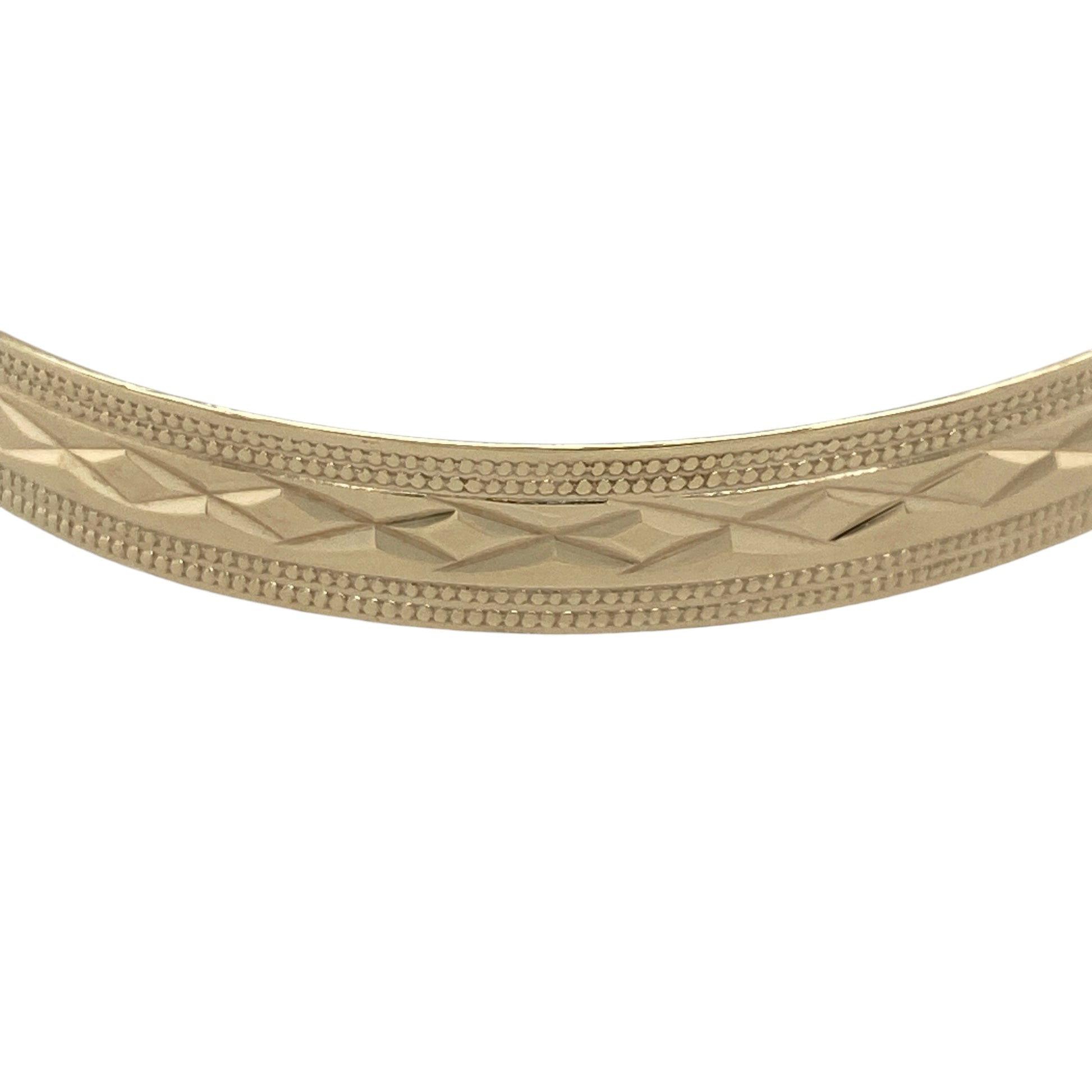 Add a bold and versatile piece to your jewellery collection with this pre-owned 9ct yellow gold patterned expanding bangle, combining classic design with practical wearability—perfect for everyday wear or statement styling.

Design: The bangle features a wide profile with an all-over patterned finish, creating a textured and light-catching appearance that stands out.
Material: Made from 9-carat yellow gold, it has a polished and patterned surface that enhances its warm tone and decorative detail.