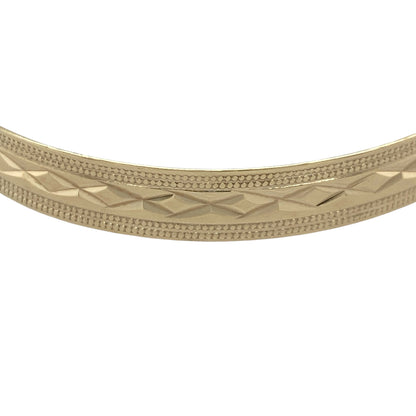 Add a bold and versatile piece to your jewellery collection with this pre-owned 9ct yellow gold patterned expanding bangle, combining classic design with practical wearability—perfect for everyday wear or statement styling.

Design: The bangle features a wide profile with an all-over patterned finish, creating a textured and light-catching appearance that stands out.
Material: Made from 9-carat yellow gold, it has a polished and patterned surface that enhances its warm tone and decorative detail.