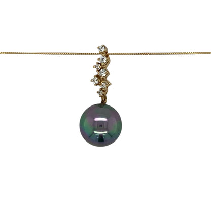 Add sophisticated elegance to your jewellery collection with this pre-owned 14ct yellow gold grey pearl and cubic zirconia pendant necklace, featuring a striking drop design and refined sparkle—perfect for special occasions or elevated everyday wear.

Design: The pendant features a graceful drop style, showcasing a lustrous grey pearl measuring approximately 11mm in diameter, accented with cubic zirconia stones that add a touch of brilliance.