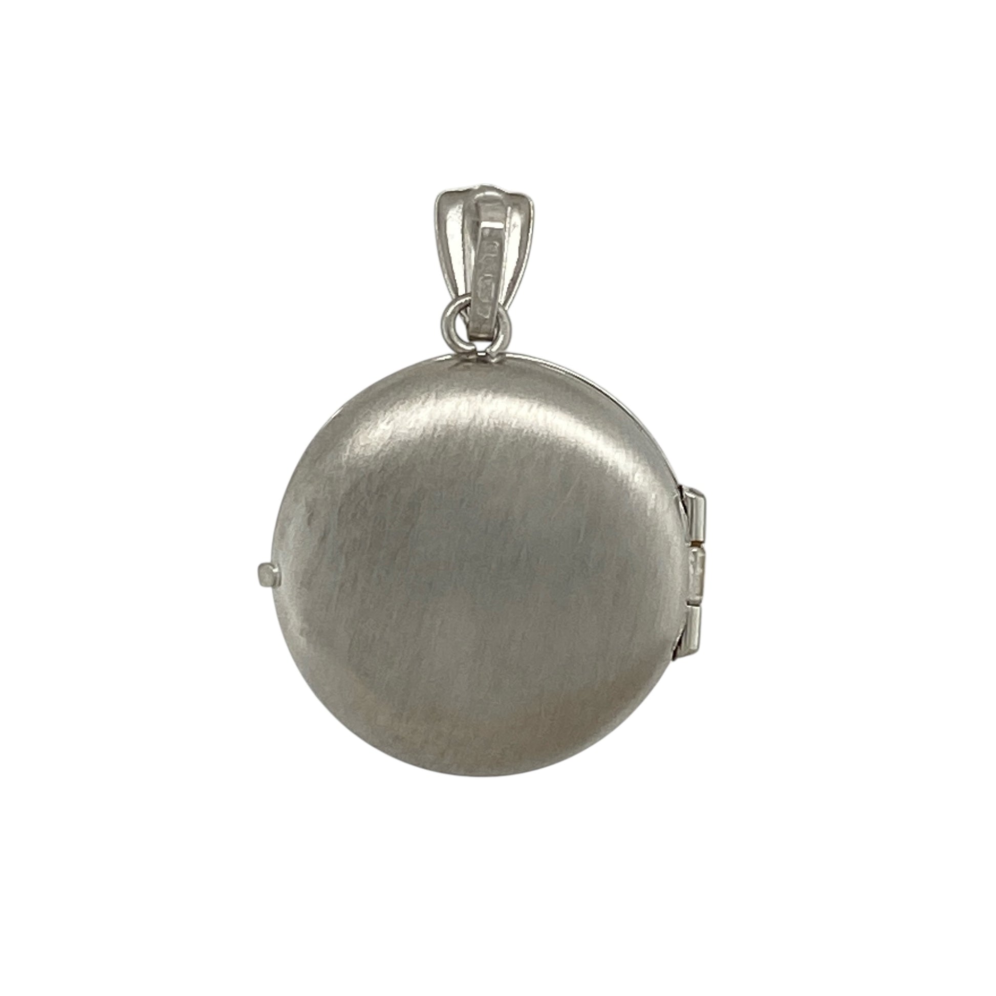 Add a touch of classic elegance to your jewellery collection with this pre-owned 9ct white gold patterned round locket, featuring timeless detailing and a refined finish—perfect for everyday wear or as a sentimental keepsake.

Design: The locket is styled in a traditional round shape with an attractive patterned front, adding texture and visual interest while maintaining a classic look.