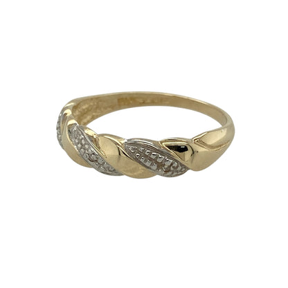 Bring elegant contrast and subtle sparkle to your jewellery collection with this pre-owned 9ct yellow and white gold diamond set twisted band ring, combining flowing design with timeless appeal—perfect for everyday wear or refined styling.

Design: The ring features a graceful twisted band design with a front width of approximately 5mm, accented with diamond detailing that follows the flowing lines of the band.