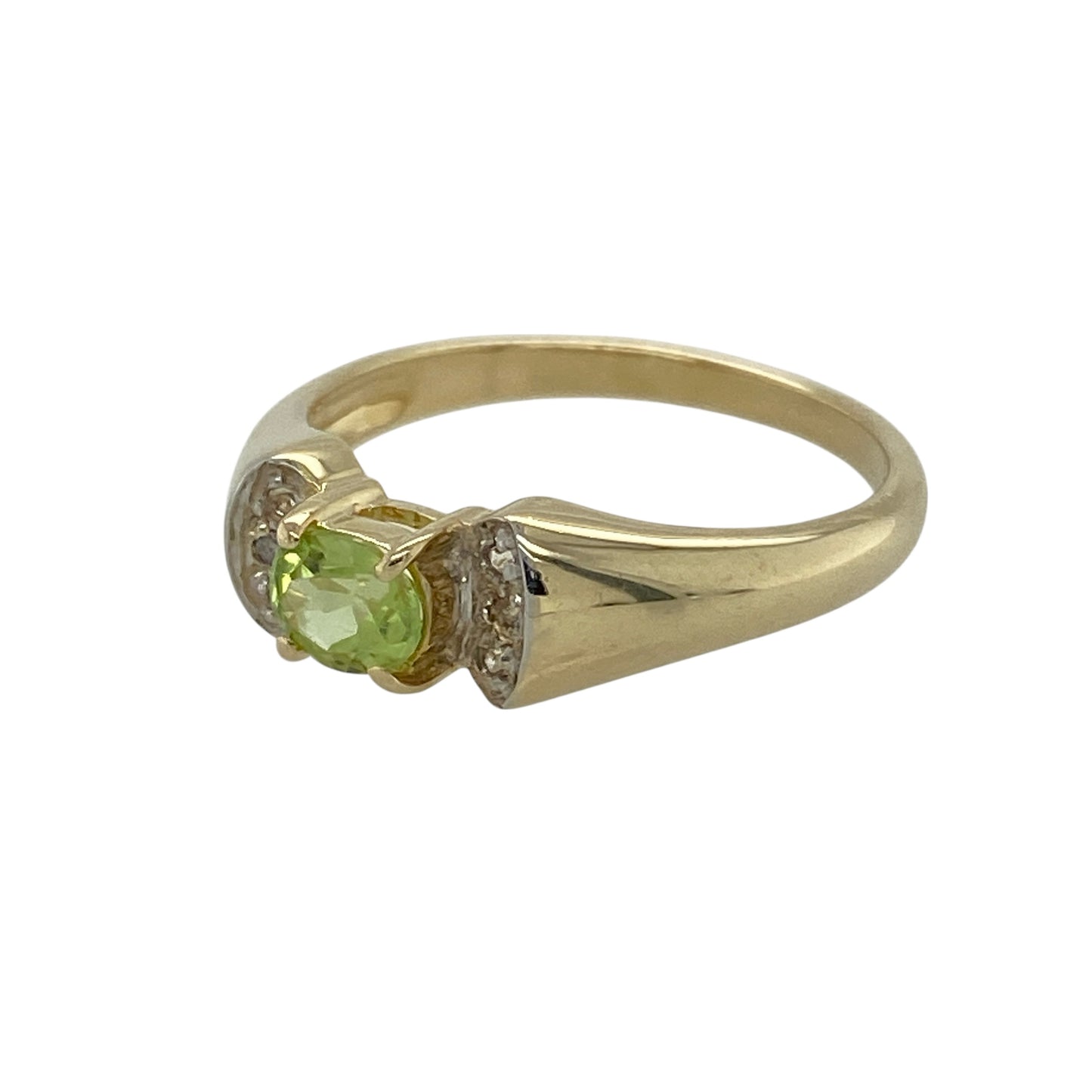 Add fresh colour and elegant sparkle to your jewellery collection with this pre-owned 9ct yellow gold diamond and peridot set ring, offering a refined design with a vibrant centre stone—perfect for everyday wear or special occasions.

Design: The ring features a central oval peridot stone measuring approximately 5mm by 4mm, accented with diamond detailing to enhance its bright green hue and visual appeal.