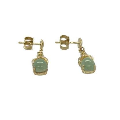 Add soft colour and elegant movement to your jewellery collection with this pre-owned 9ct yellow gold and jade set drop earrings, offering a timeless design with natural beauty—perfect for everyday wear or special occasions.

Design: The earrings feature classic drop styling set with oval jade stones, each measuring approximately 7mm by 5mm, creating a refined and graceful silhouette.