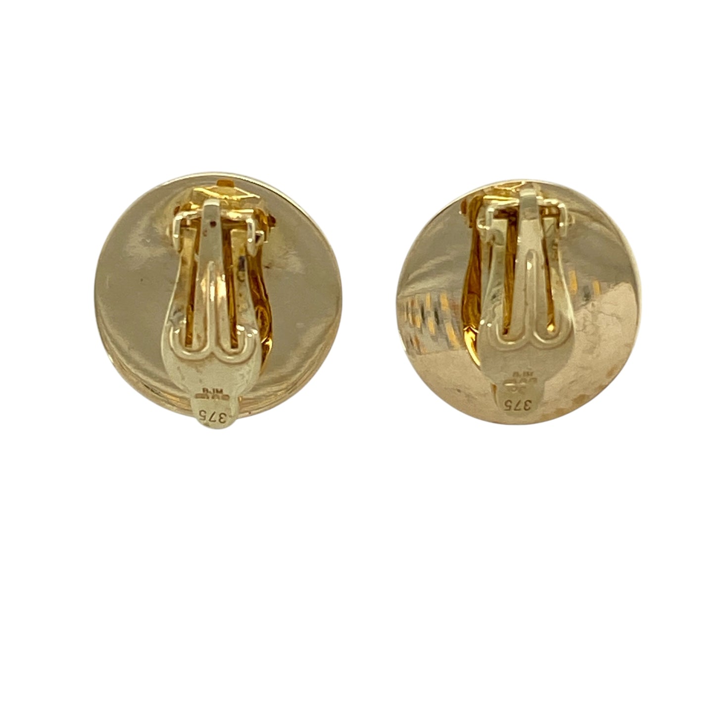 Add vintage-inspired elegance and sculptural detail to your jewellery collection with this pre-owned 9ct yellow gold round swirl clip-on earrings, offering classic style with a bold yet wearable presence—perfect for everyday wear or special occasions.

Design: The earrings feature a round swirl motif, creating a flowing, sculptural look with timeless appeal and visual texture.
Material: Made from 9-carat yellow gold, the warm polished finish enhances the swirl design and classic styling.