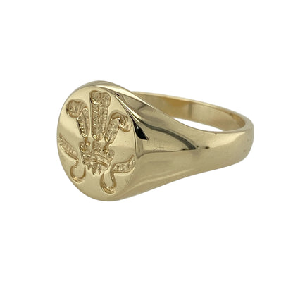 Add bold character and traditional styling to your jewellery collection with this pre-owned 9ct yellow gold three feathers oval signet ring, offering classic symbolism with a strong, confident presence—perfect for statement wear.

Design: The ring features an oval signet front measuring approximately 13mm in height, engraved with the traditional three feathers motif, giving the piece a distinctive and timeless look.