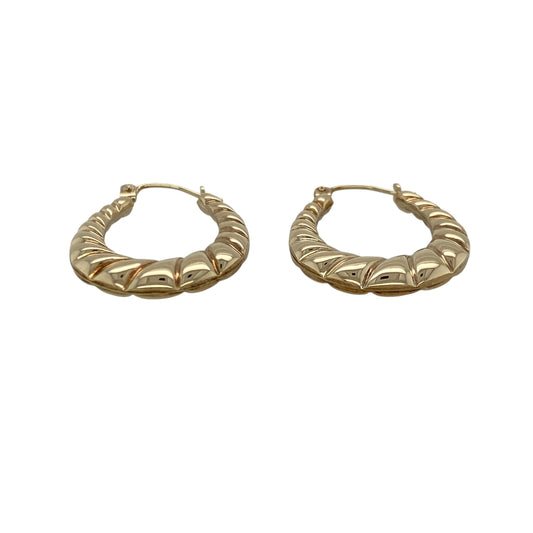 Add subtle texture and timeless style to your jewellery collection with this pre-owned 9ct yellow gold twisted oval creole earrings, offering classic design with refined detail.

Design: These creole earrings feature an oval hoop shape with a twisted profile, creating gentle texture and visual interest while maintaining an elegant silhouette.
Material: Made from 9-carat yellow gold, the warm polished finish enhances the twisted detailing and gives the earrings lasting appeal.