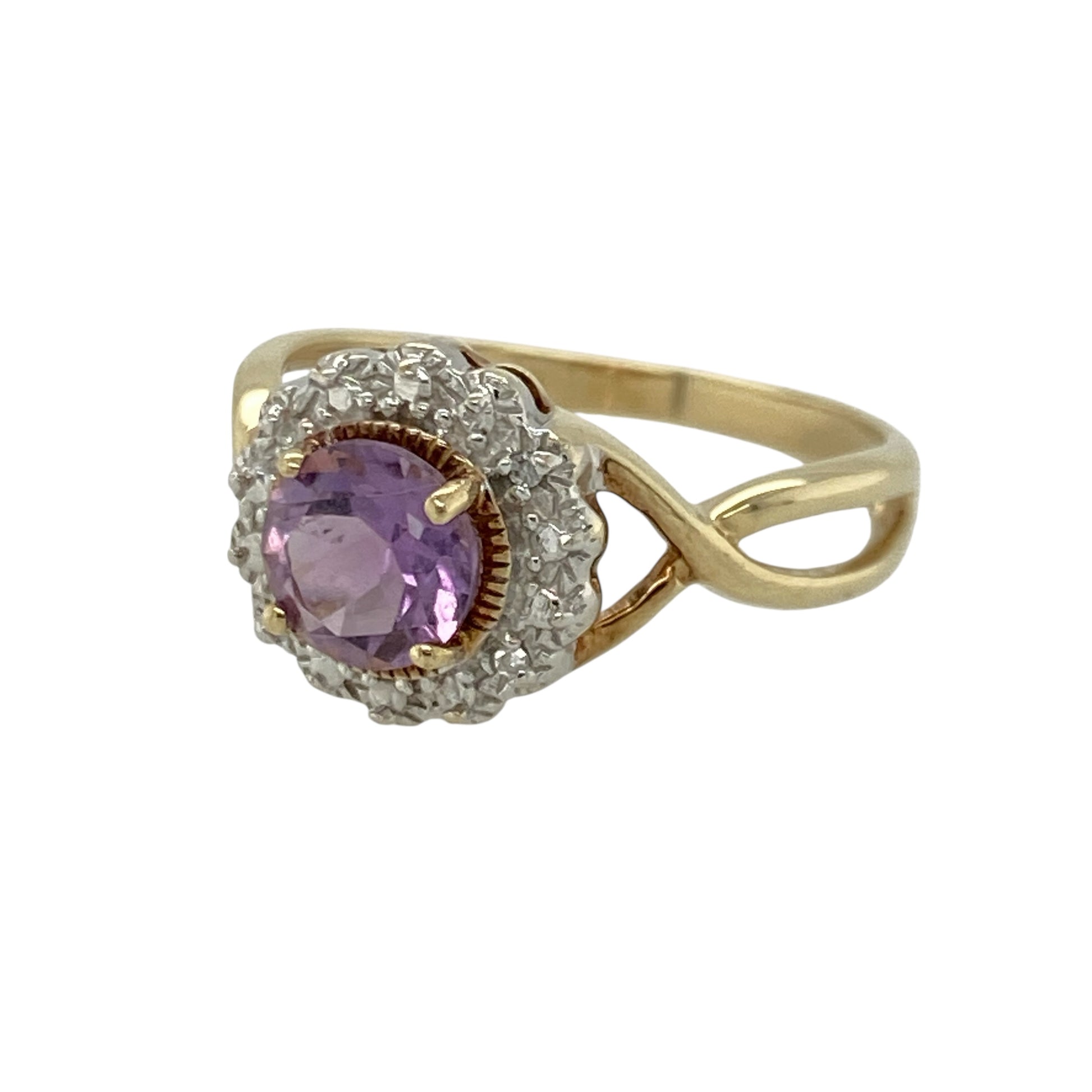Add rich colour and refined sparkle to your jewellery collection with this pre-owned 9ct yellow gold diamond and amethyst cluster ring, featuring a striking centre stone enhanced by delicate diamond detailing. Perfect for both everyday wear and special occasions.

Design: The ring showcases a 6mm round amethyst at the centre, framed by four small diamonds arranged around it in a white gold style illusion halo setting.