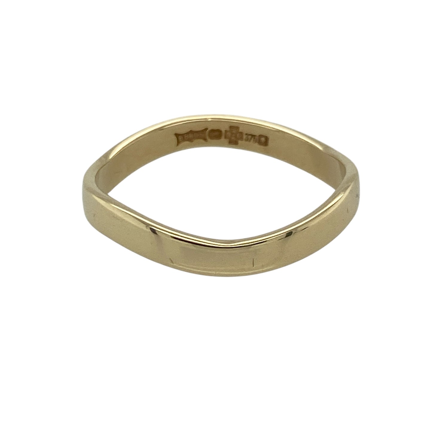 Add subtle detail to your jewellery collection with this pre-owned 9ct gold 3mm wavey band ring, offering a modern twist on a classic band design. Ideal for everyday wear, stacking, or as a unique wedding ring alternative.

Design: The ring features a 3mm wide band with a gentle wave pattern flowing around the entire circumference. The curved profile creates soft movement and visual interest while maintaining a clean and wearable silhouette.