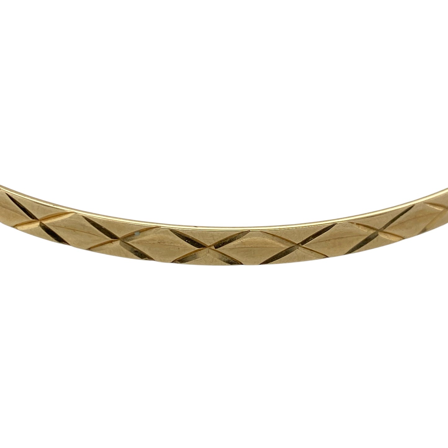 Add classic elegance to your jewellery collection with this pre-owned 9ct yellow solid gold diamond cut patterned bangle, offering timeless style with eye-catching texture. A versatile piece perfect for everyday wear or layering with other bangles.

Design: The bangle measures approximately 4mm in width and features a diamond cut patterned finish, creating a faceted effect that reflects light beautifully. The detailed surface adds subtle sparkle while maintaining a refined and wearable profile.