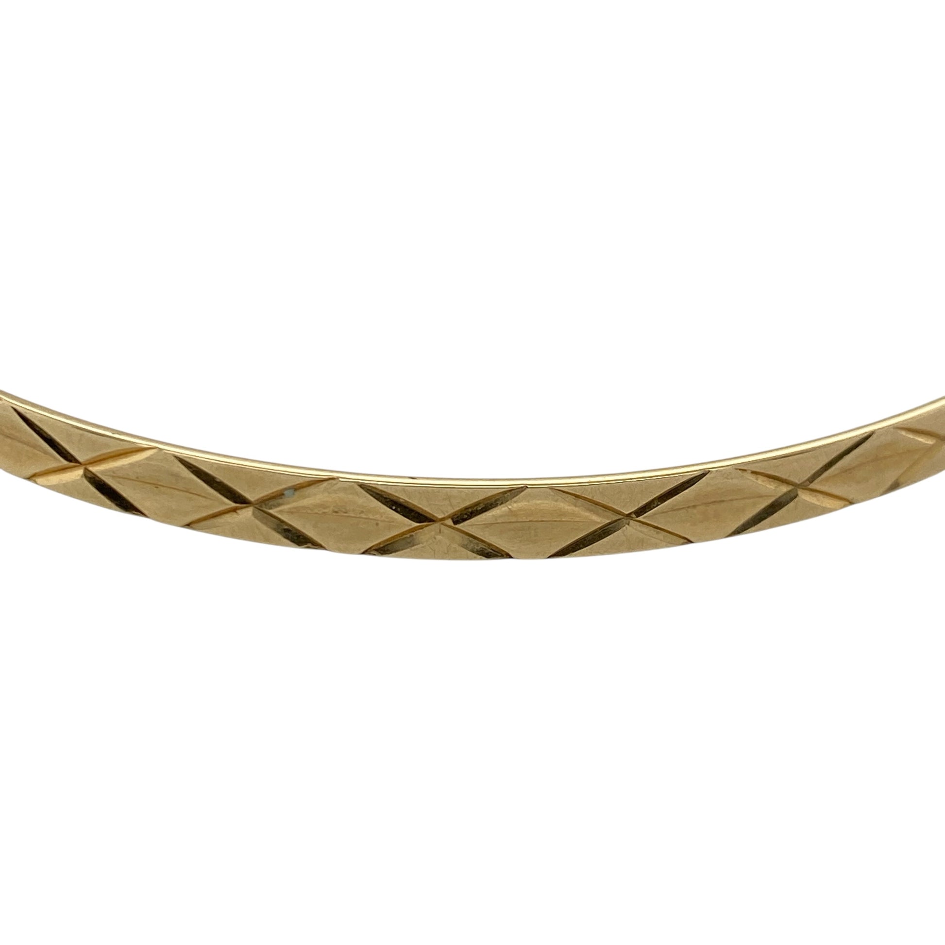 Add classic elegance to your jewellery collection with this pre-owned 9ct yellow solid gold diamond cut patterned bangle, offering timeless style with eye-catching texture. A versatile piece perfect for everyday wear or layering with other bangles.

Design: The bangle measures approximately 4mm in width and features a diamond cut patterned finish, creating a faceted effect that reflects light beautifully. The detailed surface adds subtle sparkle while maintaining a refined and wearable profile.
