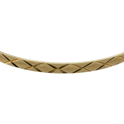 Add classic elegance to your jewellery collection with this pre-owned 9ct yellow solid gold diamond cut patterned bangle, offering timeless style with eye-catching texture. A versatile piece perfect for everyday wear or layering with other bangles.

Design: The bangle measures approximately 4mm in width and features a diamond cut patterned finish, creating a faceted effect that reflects light beautifully. The detailed surface adds subtle sparkle while maintaining a refined and wearable profile.