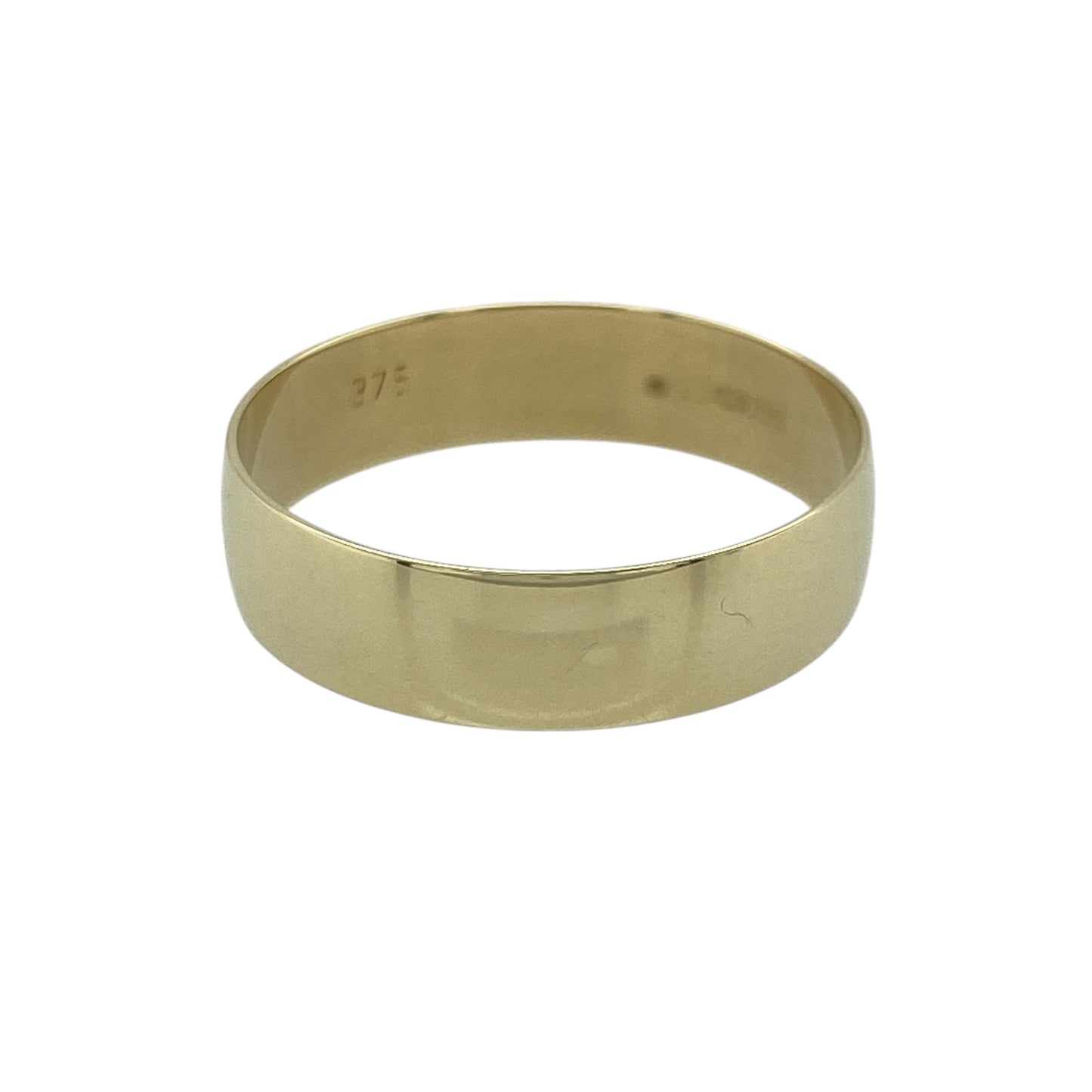 Choose timeless simplicity with this pre-owned 9ct yellow gold 6mm wedding band ring, offering a classic and versatile design suited to everyday wear. A traditional choice ideal as a wedding ring or substantial stacking band.

Design: The ring features a 6mm wide band, giving it a bold and well-balanced profile on the finger. The smooth, clean lines create a classic silhouette that pairs effortlessly with an engagement ring or can be worn alone for a confident, understated look.