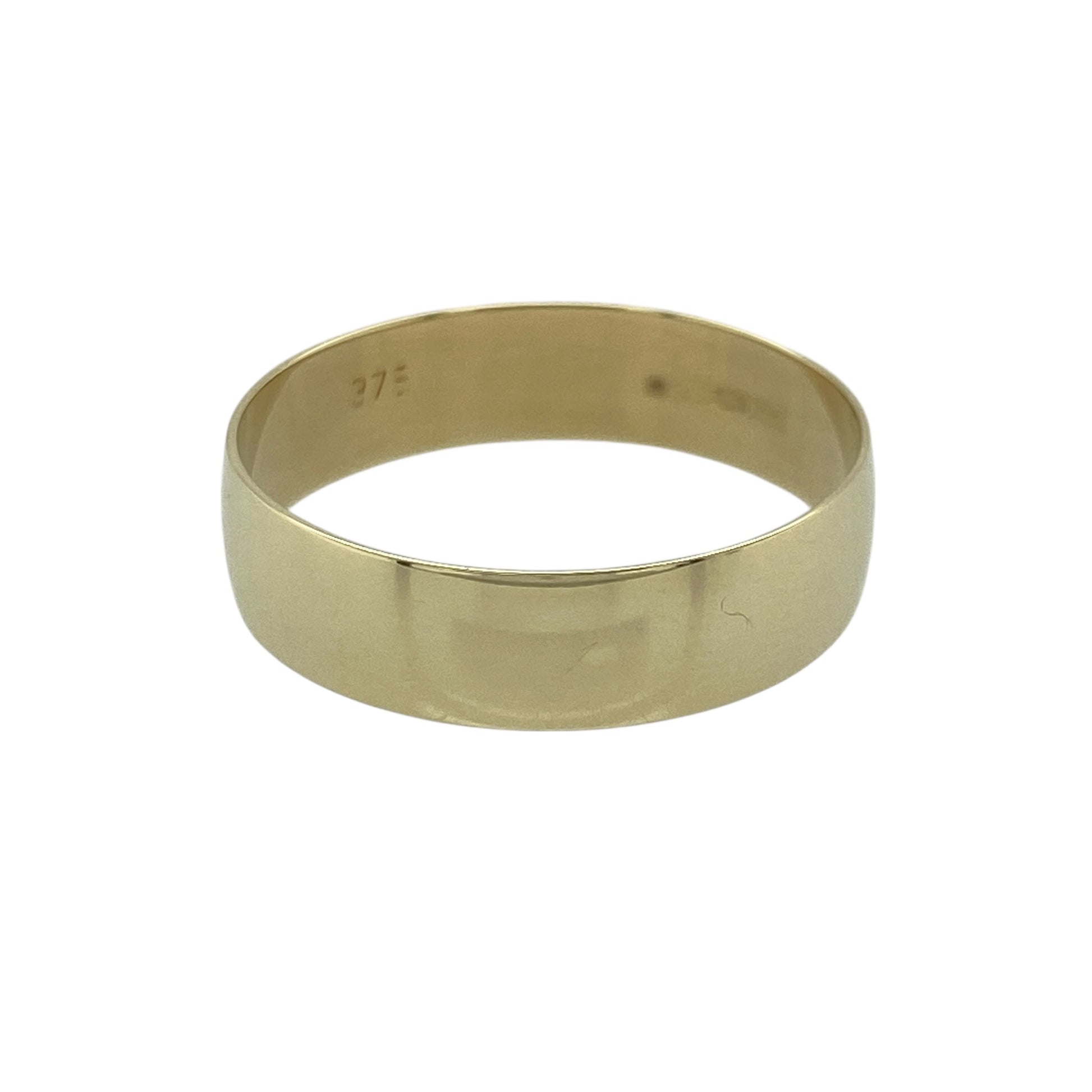 Choose timeless simplicity with this pre-owned 9ct yellow gold 6mm wedding band ring, offering a classic and versatile design suited to everyday wear. A traditional choice ideal as a wedding ring or substantial stacking band.

Design: The ring features a 6mm wide band, giving it a bold and well-balanced profile on the finger. The smooth, clean lines create a classic silhouette that pairs effortlessly with an engagement ring or can be worn alone for a confident, understated look.