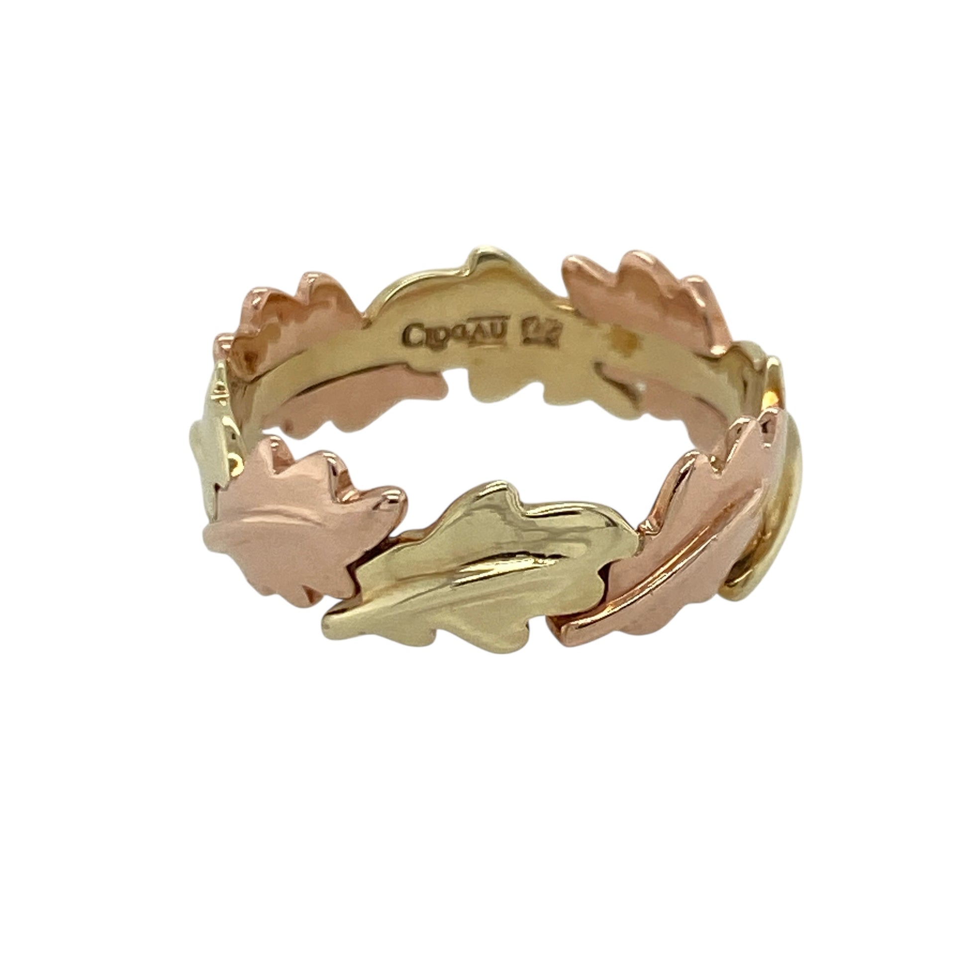 Celebrate heritage and timeless design with this pre-owned 9ct yellow and rose gold Clogau Royal Oak Leaf band ring, combining symbolic detailing with elegant two-tone styling. A distinctive piece perfect for everyday wear or meaningful gifting.

Design: The band measures approximately 6mm in width and features the iconic Royal Oak leaf motif flowing around the ring. The intricate leaf detailing in contrasting rose gold creates depth and highlights the nature-inspired pattern against the yellow gold base.