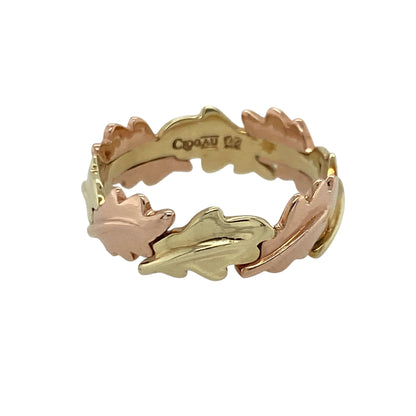 Celebrate heritage and timeless design with this pre-owned 9ct yellow and rose gold Clogau Royal Oak Leaf band ring, combining symbolic detailing with elegant two-tone styling. A distinctive piece perfect for everyday wear or meaningful gifting.

Design: The band measures approximately 6mm in width and features the iconic Royal Oak leaf motif flowing around the ring. The intricate leaf detailing in contrasting rose gold creates depth and highlights the nature-inspired pattern against the yellow gold base.