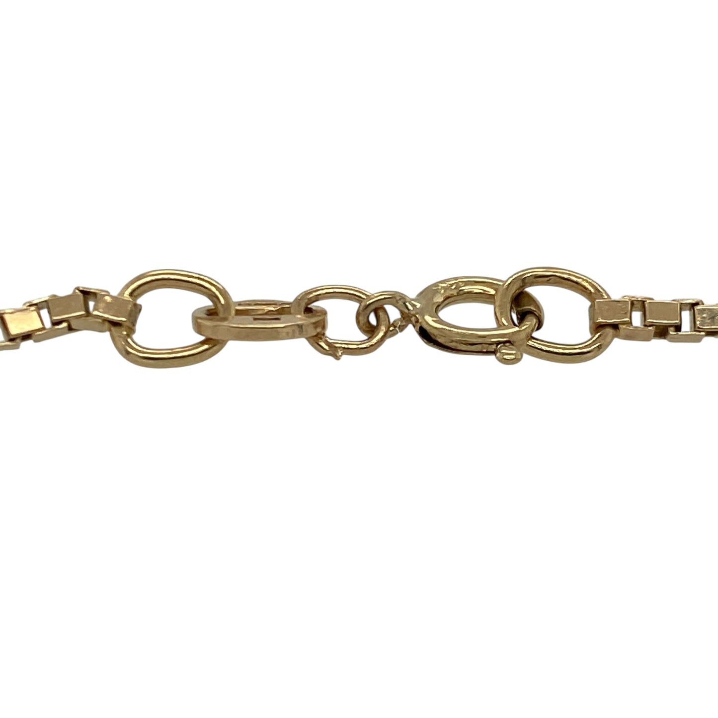 Add sleek simplicity to your jewellery collection with this pre-owned 9ct yellow gold 7" box bracelet, offering a clean and contemporary profile. A versatile piece perfect for everyday wear or layering with other bracelets.

Design: The bracelet measures approximately 2mm in width and features classic square box links, creating a smooth and structured appearance on the wrist. The uniform design provides subtle light reflection and a refined finish.