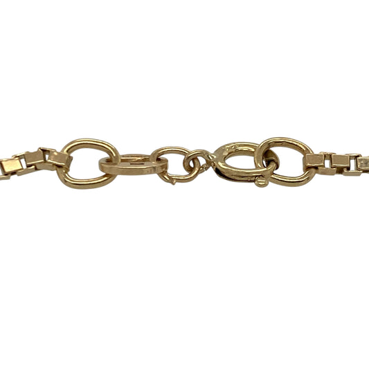 Add sleek simplicity to your jewellery collection with this pre-owned 9ct yellow gold 7" box bracelet, offering a clean and contemporary profile. A versatile piece perfect for everyday wear or layering with other bracelets.

Design: The bracelet measures approximately 2mm in width and features classic square box links, creating a smooth and structured appearance on the wrist. The uniform design provides subtle light reflection and a refined finish.