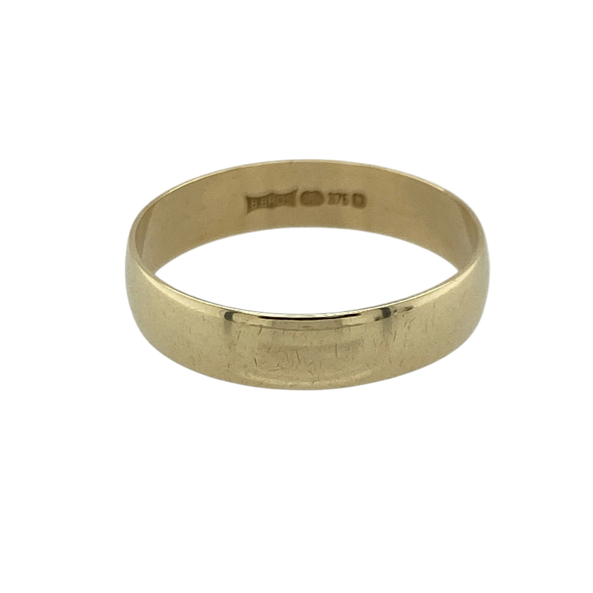 Choose timeless simplicity with this pre-owned 9ct yellow gold 4mm wedding band ring, offering a classic and versatile design suited to everyday wear. A traditional choice ideal as a wedding ring or understated dress band.

Design: The ring features a 4mm wide band, creating a balanced and clean profile on the finger. The smooth, rounded edges provide a classic silhouette that pairs effortlessly with an engagement ring or can be worn alone for a refined look.