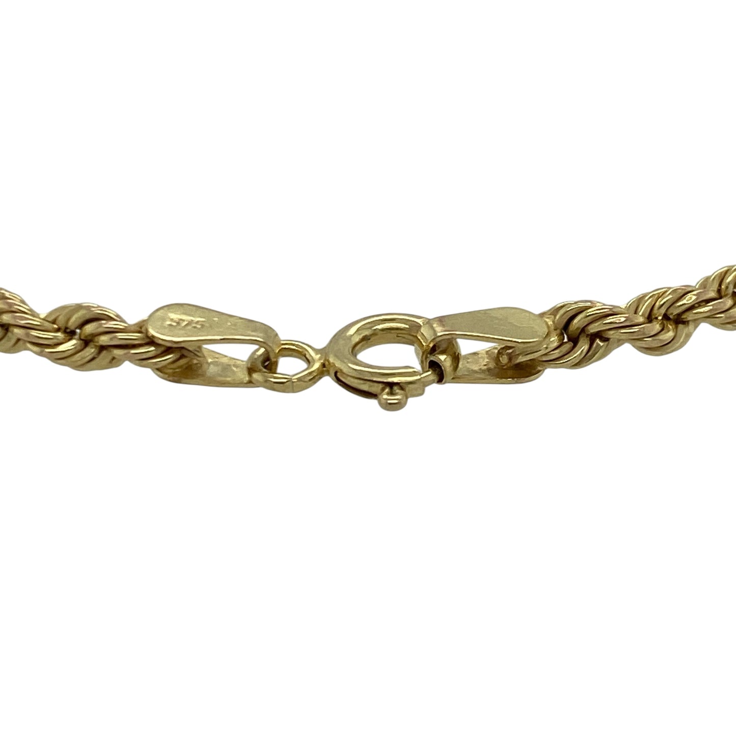 Add timeless texture to your jewellery collection with this pre-owned 9ct yellow gold 7" rope bracelet, offering classic styling with subtle dimension. A versatile piece perfect for everyday wear or layering.

Design: The bracelet measures approximately 3mm in width and features a traditional rope link pattern, creating a twisted, light-catching effect around the wrist. The detailed design adds depth while maintaining a refined and elegant profile.