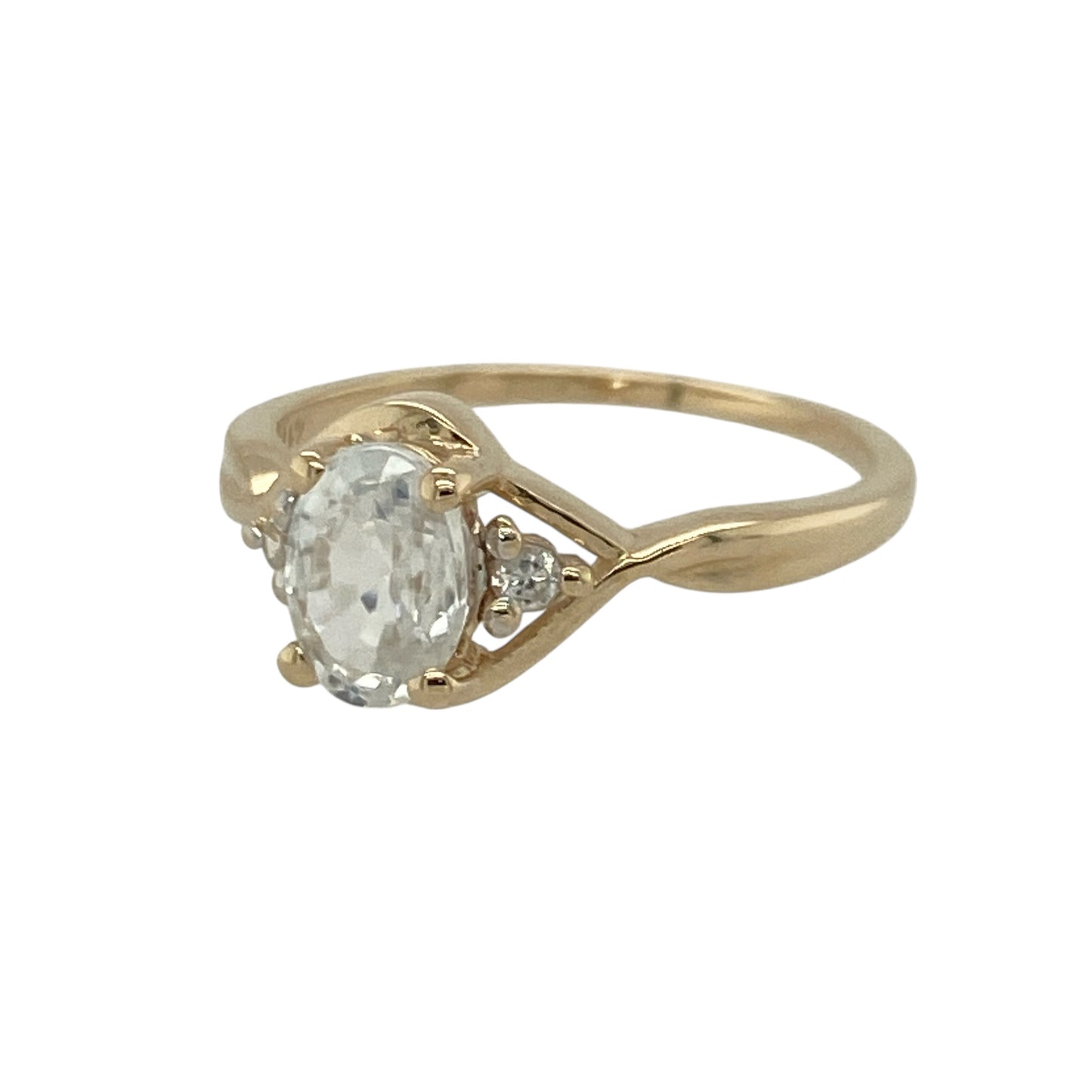 Add classic sparkle to your jewellery collection with this pre-owned 9ct yellow gold cubic zirconia set ring, offering timeless elegance with a balanced three-stone design. A versatile piece perfect for everyday wear or special occasions.

Design: The ring features a central oval-cut cubic zirconia measuring approximately 7mm by 5mm, creating a bright and eye-catching focal point.