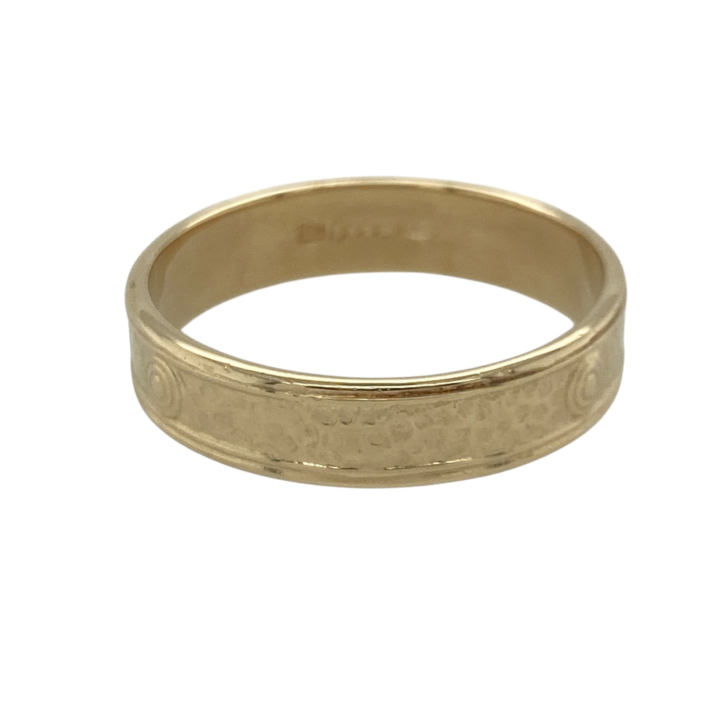 Add timeless style to your collection with this pre-owned 9ct yellow gold patterned men’s band ring, offering classic design with everyday wearability—ideal as a wedding band, commitment ring or traditional gold band.

Design: This ring features a detailed patterned finish across a 5mm wide band, giving subtle texture and character while maintaining a clean, masculine profile. The balanced width offers a noticeable presence without feeling overly heavy on the finger.