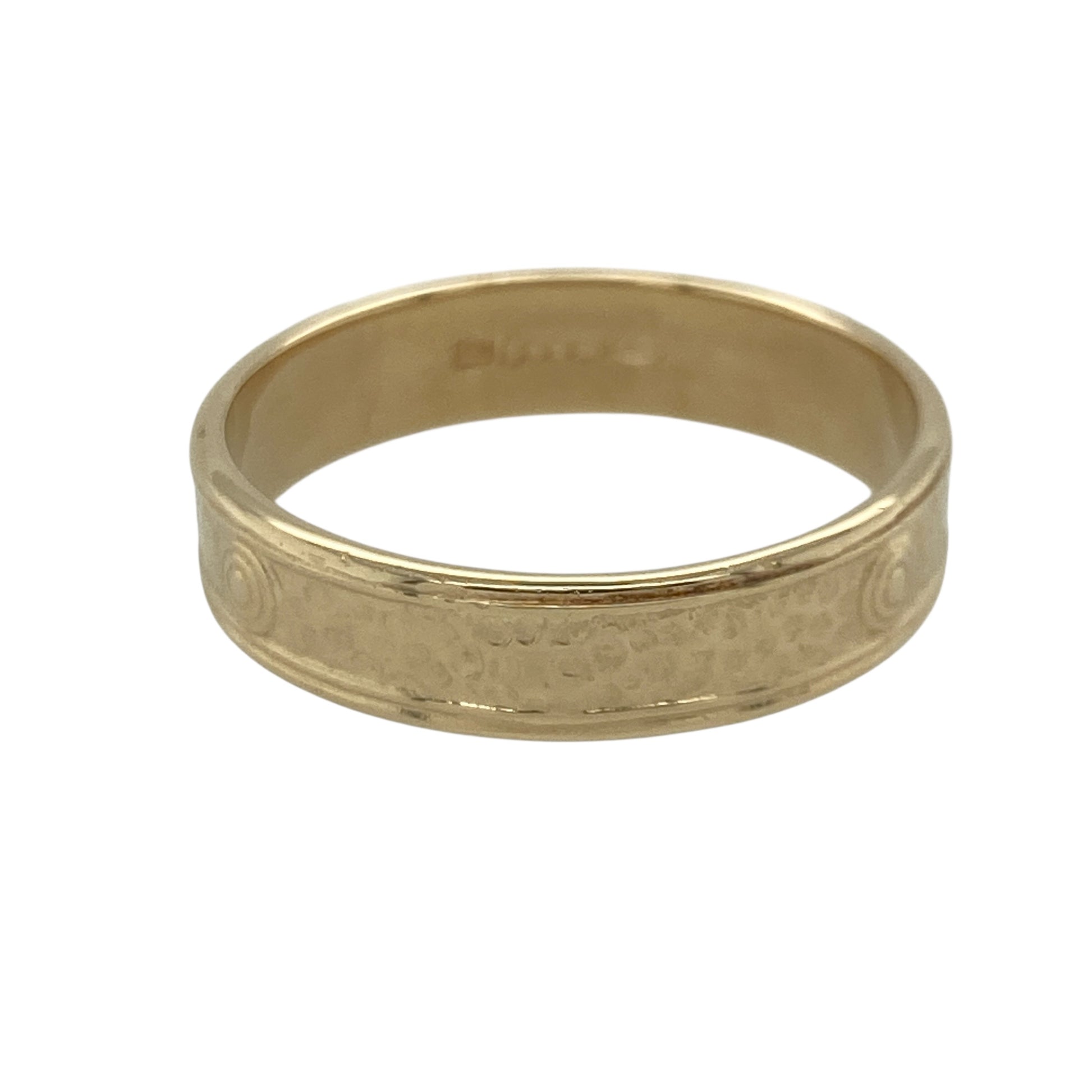 Add timeless style to your collection with this pre-owned 9ct yellow gold patterned men’s band ring, offering classic design with everyday wearability—ideal as a wedding band, commitment ring or traditional gold band.

Design: This ring features a detailed patterned finish across a 5mm wide band, giving subtle texture and character while maintaining a clean, masculine profile. The balanced width offers a noticeable presence without feeling overly heavy on the finger.