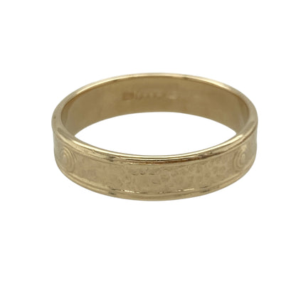 Add timeless style to your collection with this pre-owned 9ct yellow gold patterned men’s band ring, offering classic design with everyday wearability—ideal as a wedding band, commitment ring or traditional gold band.

Design: This ring features a detailed patterned finish across a 5mm wide band, giving subtle texture and character while maintaining a clean, masculine profile. The balanced width offers a noticeable presence without feeling overly heavy on the finger.