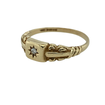 Add vintage-inspired character to your jewellery collection with this pre-owned 9ct yellow gold and diamond starburst set signet ring, a timeless piece perfect for everyday wear or as a distinctive statement ring.

Design: The ring features a classic signet-style face measuring approximately 5mm wide, detailed with a central diamond in a traditional starburst setting.