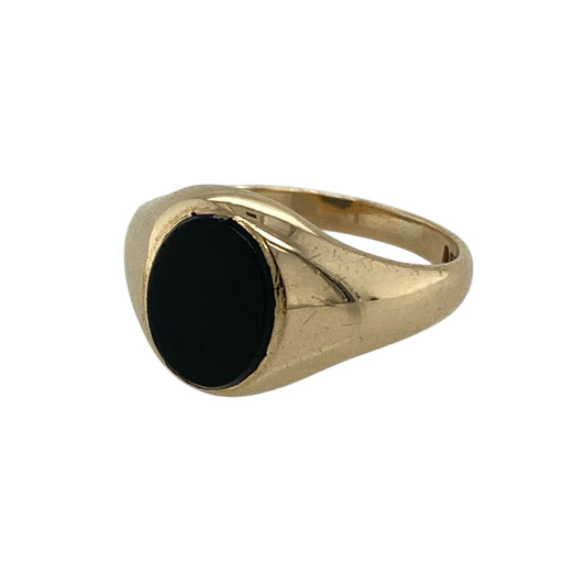 Make a bold yet timeless statement with this pre-owned 9ct yellow gold and onyx set oval signet ring, a classic piece perfect for everyday wear or adding vintage character to your jewellery collection.

Design: The ring features a striking oval black onyx measuring approximately 9mm by 7mm, creating a strong and elegant focal point. The deep glossy finish of the onyx contrasts beautifully with the warm yellow gold, giving the ring a traditional and distinguished look.