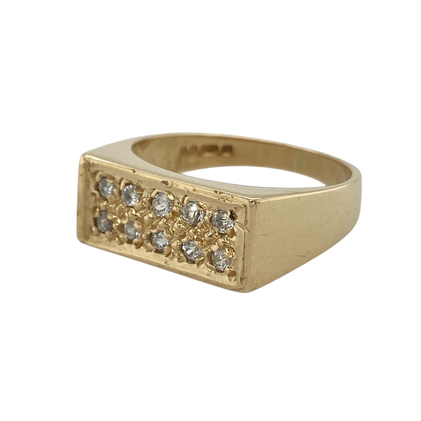 Make a bold impression with this pre-owned 9ct yellow gold multi cubic zirconia set rectangle signet ring—an eye-catching statement piece with classic structure and modern sparkle.

Design: The rectangular signet-style head measures approximately 8mm high and is adorned with multiple cubic zirconia stones, creating a bright, diamond-look finish with impressive brilliance. The clean geometric shape gives the ring a strong, contemporary edge while maintaining traditional signet appeal.