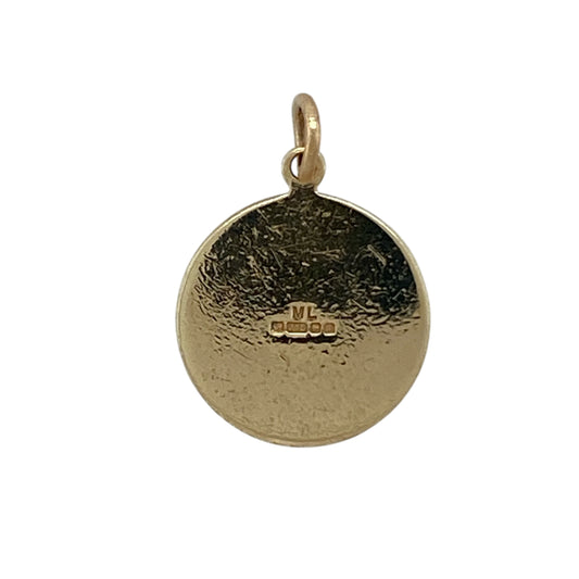 Celebrate personality and individuality with this pre-owned 9ct yellow gold round Leo star sign pendant—an eye-catching zodiac piece perfect for everyday wear or meaningful gifting.

Design: The round pendant features the Leo zodiac symbol in a classic engraved style, creating a bold yet timeless look. Its circular shape offers a clean and balanced finish, making it ideal for wearing alone or layering with other gold necklaces.